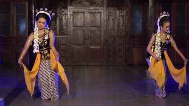 Eine Gruppe Balinesischer Tänzer Tanzt Auf Der Bühne Und Spielt — Stockvideo