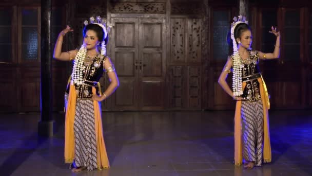 Группа Балийских Танцоров Танцует Сцене Играя Жёлтых Платках Ночам — стоковое видео