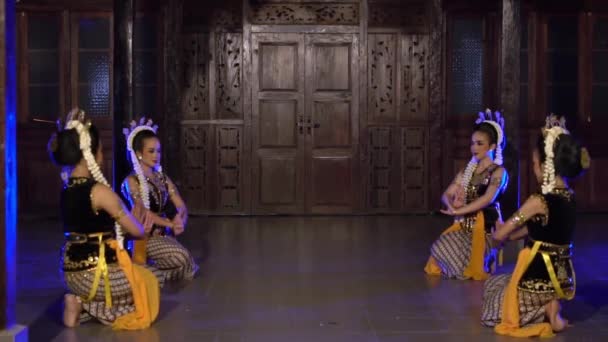 Grupp Balinesiska Dansare Dansar Scen Och Spelar Gula Sjalar Natten — Stockvideo
