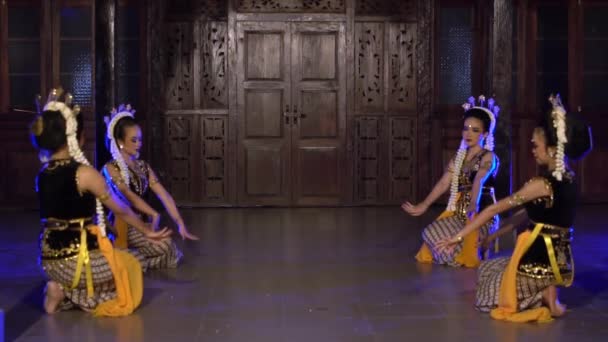 Grupo Dançarinos Balineses Dançam Palco Jogando Xales Amarelos Noite — Vídeo de Stock