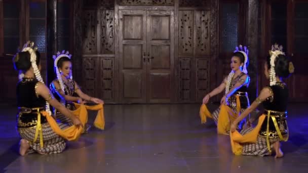 夜に黄色いショールを演奏するステージで踊るバリのダンサーのグループ — ストック動画