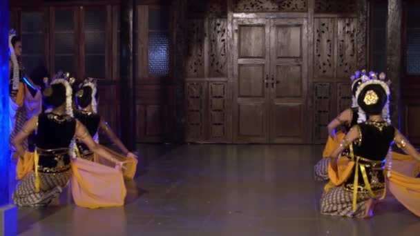 Skupina Balijských Tanečníků Tančí Noci Jevišti Hraje Žluté Šátky — Stock video