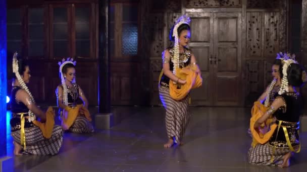 Μια Ομάδα Ινδονήσιων Χορευτών Χορεύουν Μαζί Μπλε Φωτισμό Στη Σκηνή — Αρχείο Βίντεο