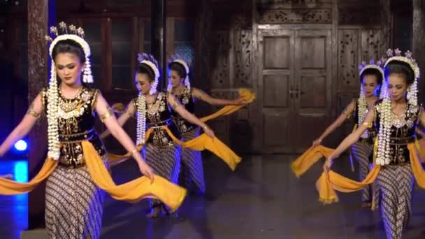 Grupo Bailarines Indonesios Baila Junto Con Iluminación Azul Escenario Por — Vídeos de Stock