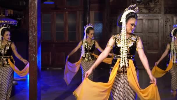 Група Індонезійських Танцюристів Танцюють Разом Синім Освітленням Сцені Вночі — стокове відео
