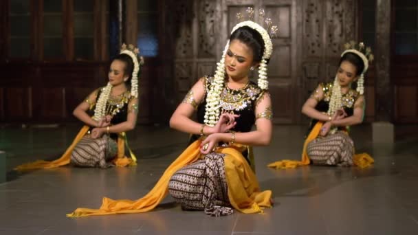 Groupe Danseurs Indonésiens Danse Avec Éclairage Bleu Sur Scène Nuit — Video