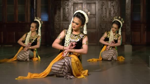 Grupo Dançarinos Indonésios Dançam Junto Com Iluminação Azul Palco Noite — Vídeo de Stock