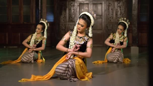 Group Sundanese Dancers Sitting Movements While Wearing Gold Colored Costumes — Stock Video