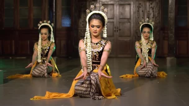 Gruppo Ballerini Sundanesi Con Movimenti Seduti Mentre Indossano Costumi Color — Video Stock