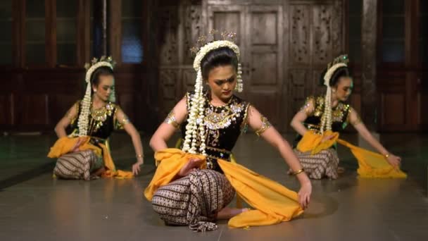 Група Сунданських Танцюристів Сидячими Рухами Одягнені Золоті Кольорові Костюми Дерев — стокове відео