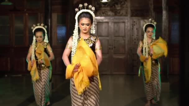 Skupina Sundanese Tanečníků Posezením Zatímco Sobě Zlaté Kostýmy Dřevěném Domě — Stock video