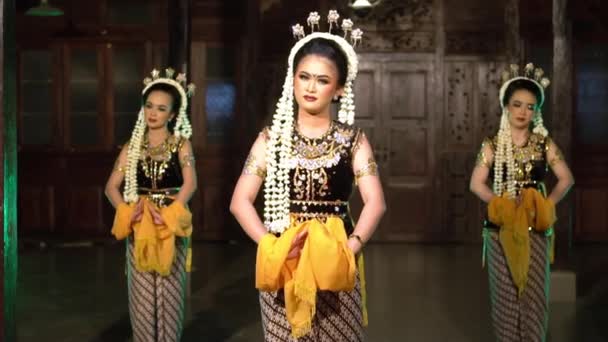 Ryhmä Sundanese Tanssijoita Istuu Liikkeitä Kun Yllään Kullanvärinen Puvut Puutalossa — kuvapankkivideo