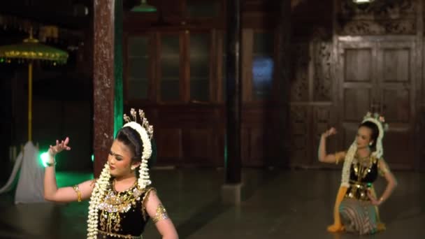 Grupa Tancerzy Sundańskich Siedzącymi Ruchami Podczas Noszenia Złotego Kostiumu Drewnianym — Wideo stockowe