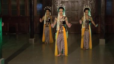 Bir grup Endonezyalı dansçı geceleri tapınakta geleneksel bir Cava dansı yapıyorlar.