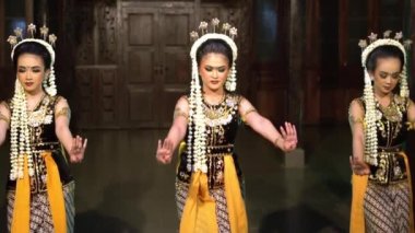 Bir grup Javalı dansçı akşam şovu için makyaj yaparken birlikte dans ediyorlar.