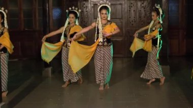Bir grup Balili dansçı dans yeteneklerini gece sahnede gösteriyorlar.