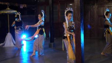 Bir grup Balili dansçı dans yeteneklerini gece sahnede gösteriyorlar.