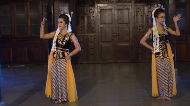 Bir grup Balili dansçı dans yeteneklerini gece sahnede gösteriyorlar.