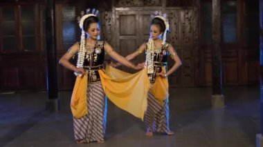 Bir grup Balili dansçı dans yeteneklerini gece sahnede gösteriyorlar.
