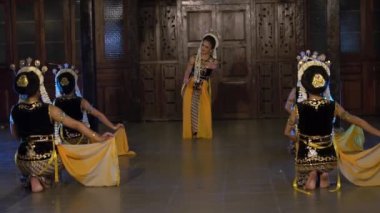 Bir grup Balili dansçı dans yeteneklerini gece sahnede gösteriyorlar.