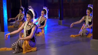 Bir grup Sundanlı dansçı, geceleri bir tahta tapınakta geleneksel bir dans yarışmasına katılıyorlar.