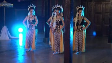 Bir grup Sundanlı dansçı, geceleri bir tahta tapınakta geleneksel bir dans yarışmasına katılıyorlar.