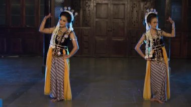 Bir grup Sundanlı dansçı, geceleri bir tahta tapınakta geleneksel bir dans yarışmasına katılıyorlar.