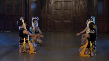 Bir grup Sundanlı dansçı, geceleri bir tahta tapınakta geleneksel bir dans yarışmasına katılıyorlar.