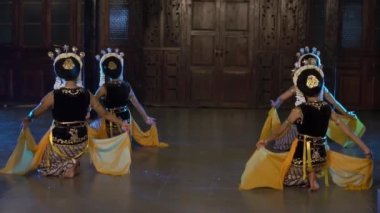 Bir grup Sundanlı dansçı, geceleri bir tahta tapınakta geleneksel bir dans yarışmasına katılıyorlar.