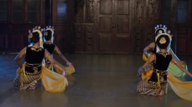 Bir grup Sundanlı dansçı, geceleri bir tahta tapınakta geleneksel bir dans yarışmasına katılıyorlar.