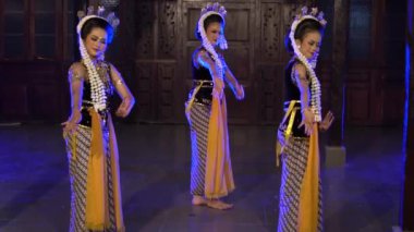 Bir grup Cavalı dansçı geceleri kralın önünde geleneksel bir dans sergiliyor.