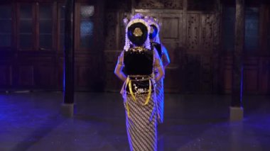 Bir grup Sundanlı dansçı gece bir karnavalda dans yarışmasına katılıyor.