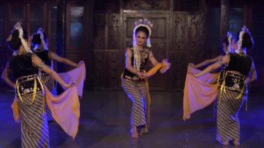 Bir grup Sundanlı dansçı gece bir karnavalda dans yarışmasına katılıyor.