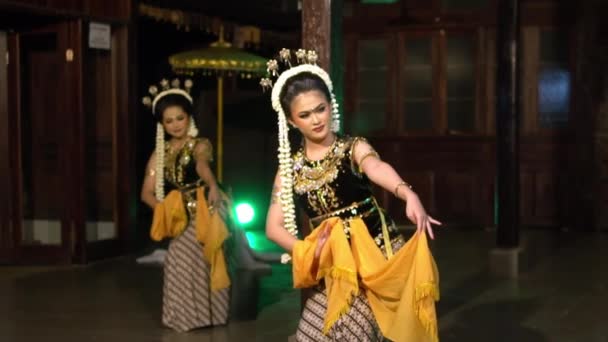 インドネシアのダンサーのグループは 夜に寺院で伝統的なジャワダンスを行います — ストック動画