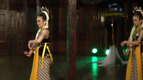 Grupo Bailarines Indonesios Realizan Una Danza Javanesa Tradicional Templo Por — Vídeos de Stock