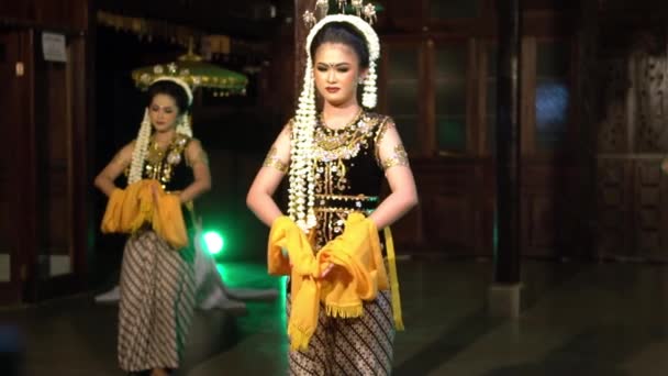 Grupa Indonezyjskich Tancerzy Wykonuje Tradycyjny Taniec Jawajski Świątyni Nocy — Wideo stockowe