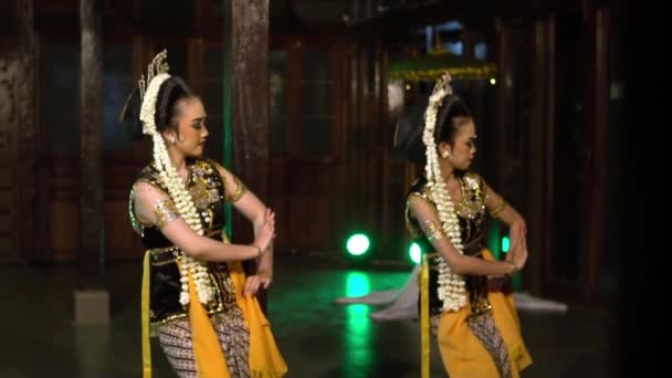 Een Groep Indonesische Dansers Voert Nachts Een Traditionele Javaanse Dans — Stockvideo