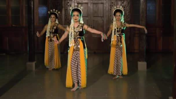 Skupina Indonéských Tanečníků Předvádí Noci Tradiční Javánský Tanec Chrámu — Stock video