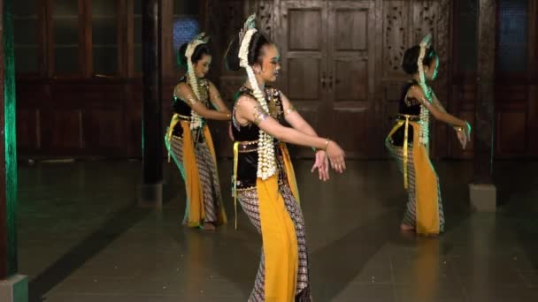 Groupe Danseurs Indonésiens Exécutent Une Danse Traditionnelle Javanaise Dans Temple — Video