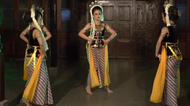 Grupo Bailarines Indonesios Realizan Una Danza Javanesa Tradicional Templo Por — Vídeo de stock