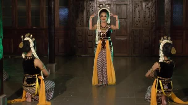 Grupo Dançarinos Indonésios Executam Uma Dança Tradicional Javanesa Templo Noite — Vídeo de Stock