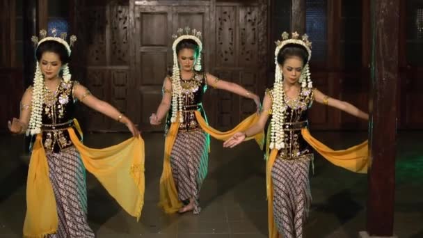 Group Indonesian Dancers Perform Traditional Javanese Dance Temple Night — Stock Video