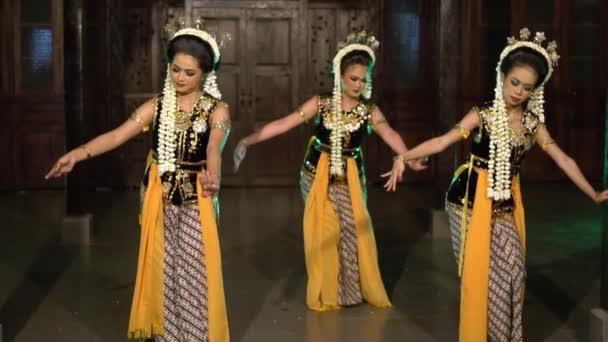 Grupa Indonezyjskich Tancerzy Wykonuje Tradycyjny Taniec Jawajski Świątyni Nocy — Wideo stockowe