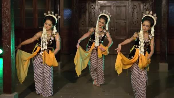 一群印度尼西亚舞蹈家晚上在寺庙里表演传统的爪哇舞曲 — 图库视频影像