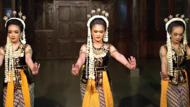 Skupina Javánských Tanečnic Tančí Společně Při Aplikaci Make Upu Večerní — Stock video