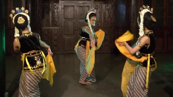Grupp Javanesiska Dansare Dansar Tillsammans Medan Sminkar Sig För Kvällsföreställningen — Stockvideo