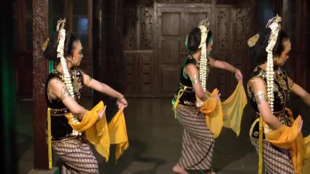 Група Яванських Танцюристів Танцює Разом Застосовуючи Макіяж Вечірнього Шоу — стокове відео