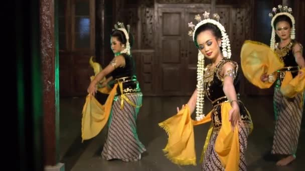 Grupo Bailarines Javaneses Bailan Juntos Mientras Aplican Maquillaje Para Espectáculo — Vídeos de Stock