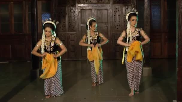 Grupp Javanesiska Dansare Dansar Tillsammans Medan Sminkar Sig För Kvällsföreställningen — Stockvideo