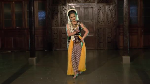Een Groep Javaanse Dansers Danst Samen Tijdens Het Aanbrengen Van — Stockvideo